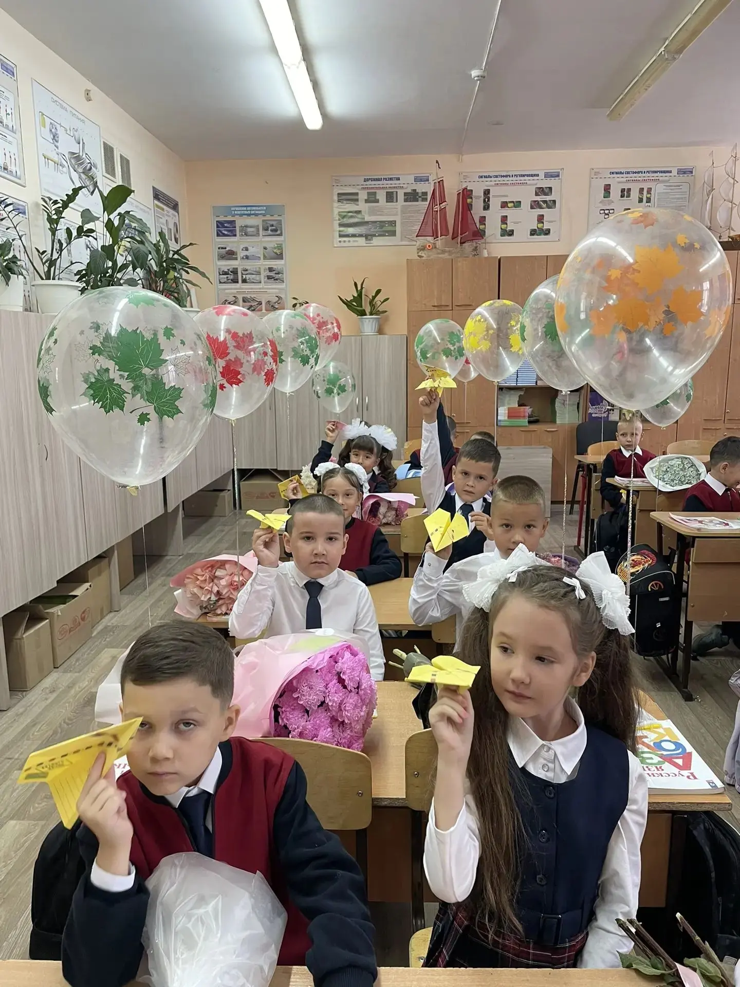 💫 Торжественная линейка первоклассников и одиннадцатиклассников .