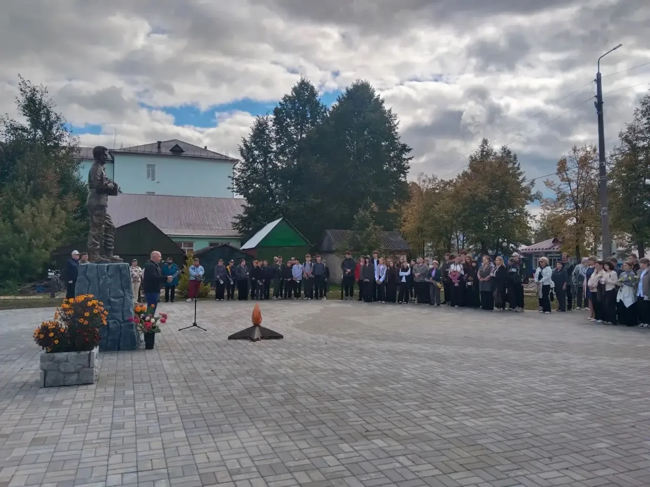 🕊️ 3 сентября, в День солидарности в борьбе с терроризмом, жители поселка Вахтан собра...