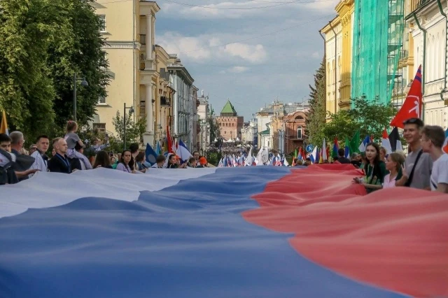 «Я люблю тебя, Россия,
Дорогая наша Русь.
Нерастраченная сила,
Неразгаданная грусть.
Ты размахом нео