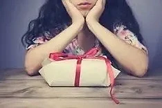 Почему некоторым людям так трудно просто принять заботу?

Им дарят подарок, а и они сразу хотят пода