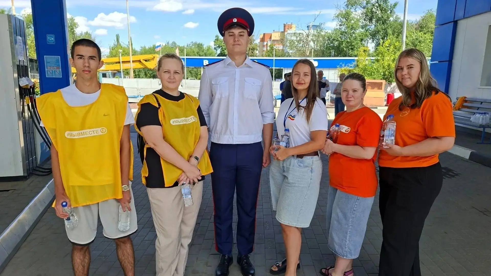 В Новочеркасске на АЗС на Баклановском проспекте волонтеры и казаки оказывают помощь ав...