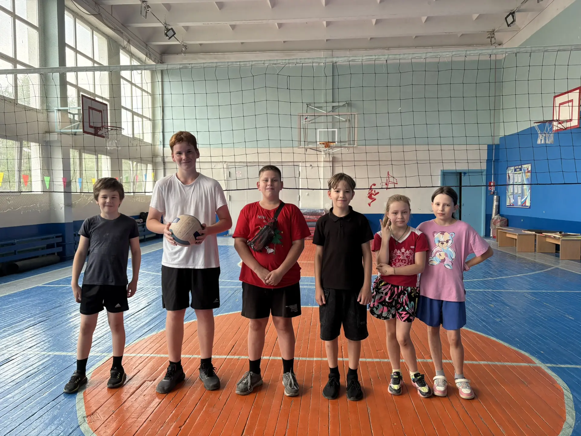 🏐Сегодня в нашей школе состоялся матч по пионерболу! 

Вначале мы разобрали правила игры, а затем п