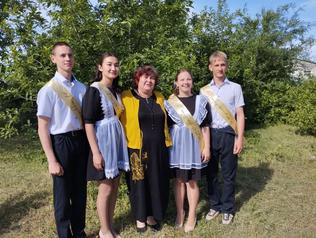 🔔🔔Вот и отзвенел последний школьный звонок!
 Мы поздравляем выпускников  с окончанием школы, а все