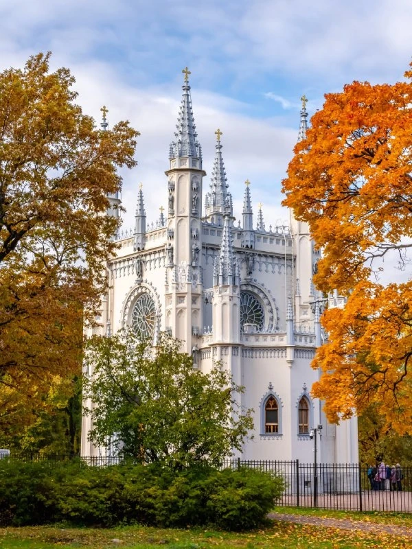 Готическая капелла в парке Александрия