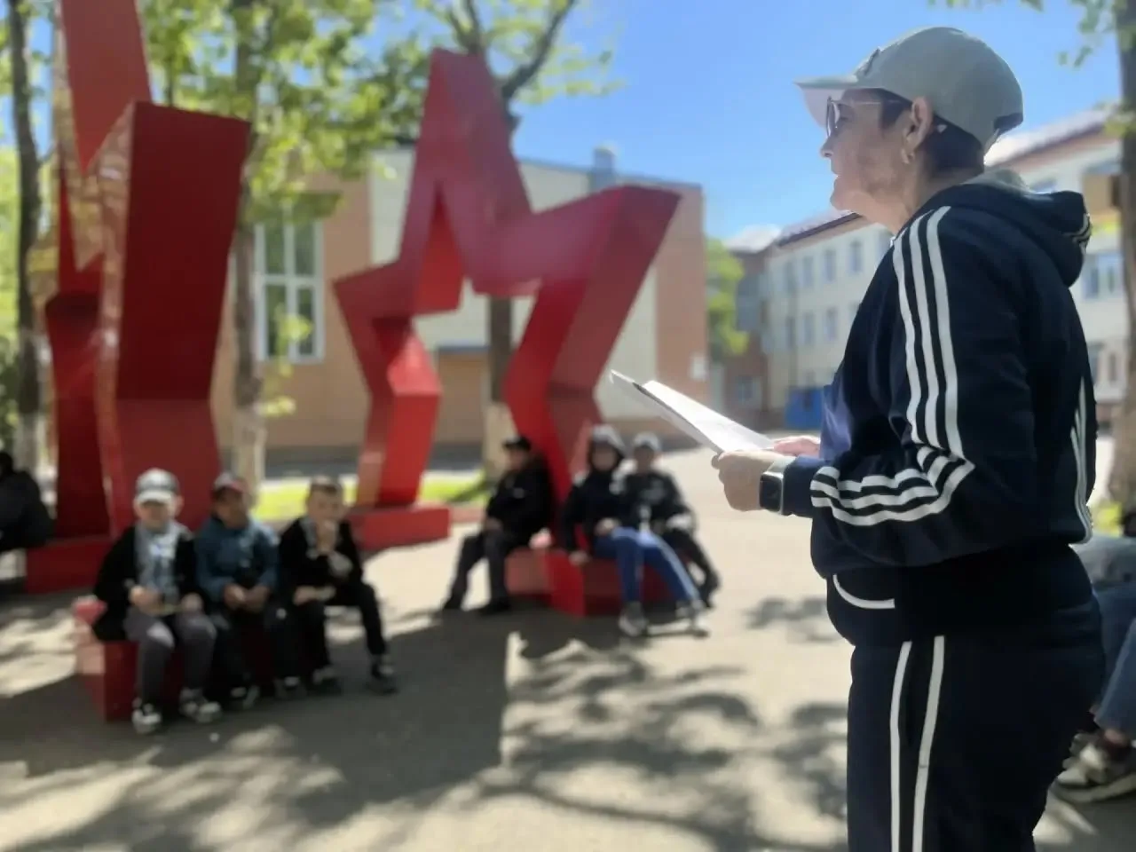 Для учащихся летнего оздоровительного лагеря «Улыбка» с дневным пребыванием прошел урок мужества, по