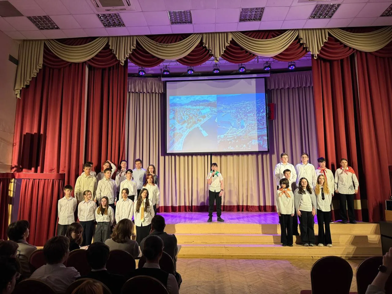 🎶 С песней к победе  🕊️ 🕊️ Мы продолжаем делиться выступлениями в нашей школе ко Дню Победы.  Ребята