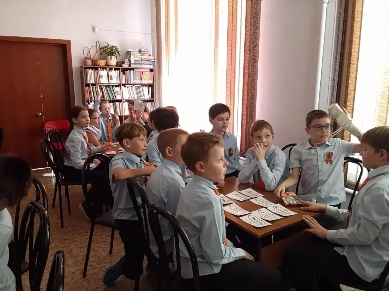 4 мая учащиеся 4 «В» класса посетили библиотеку имени А.П. Гайдара📚   В рамках мероприятия «Идём вое