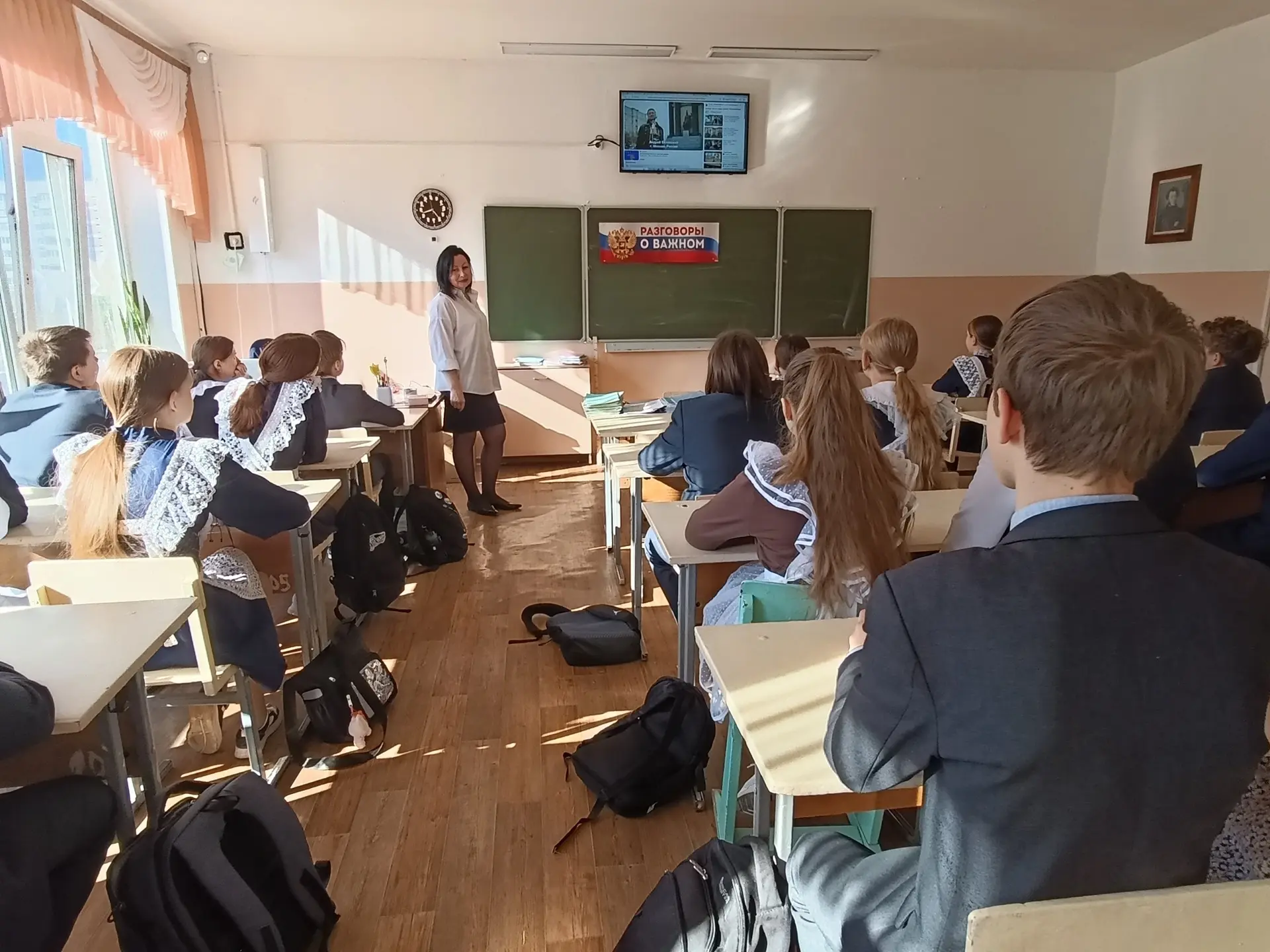 🇷🇺 Учебная неделя в нашей школе традиционно началась с торжественного внесения Государственного флаг