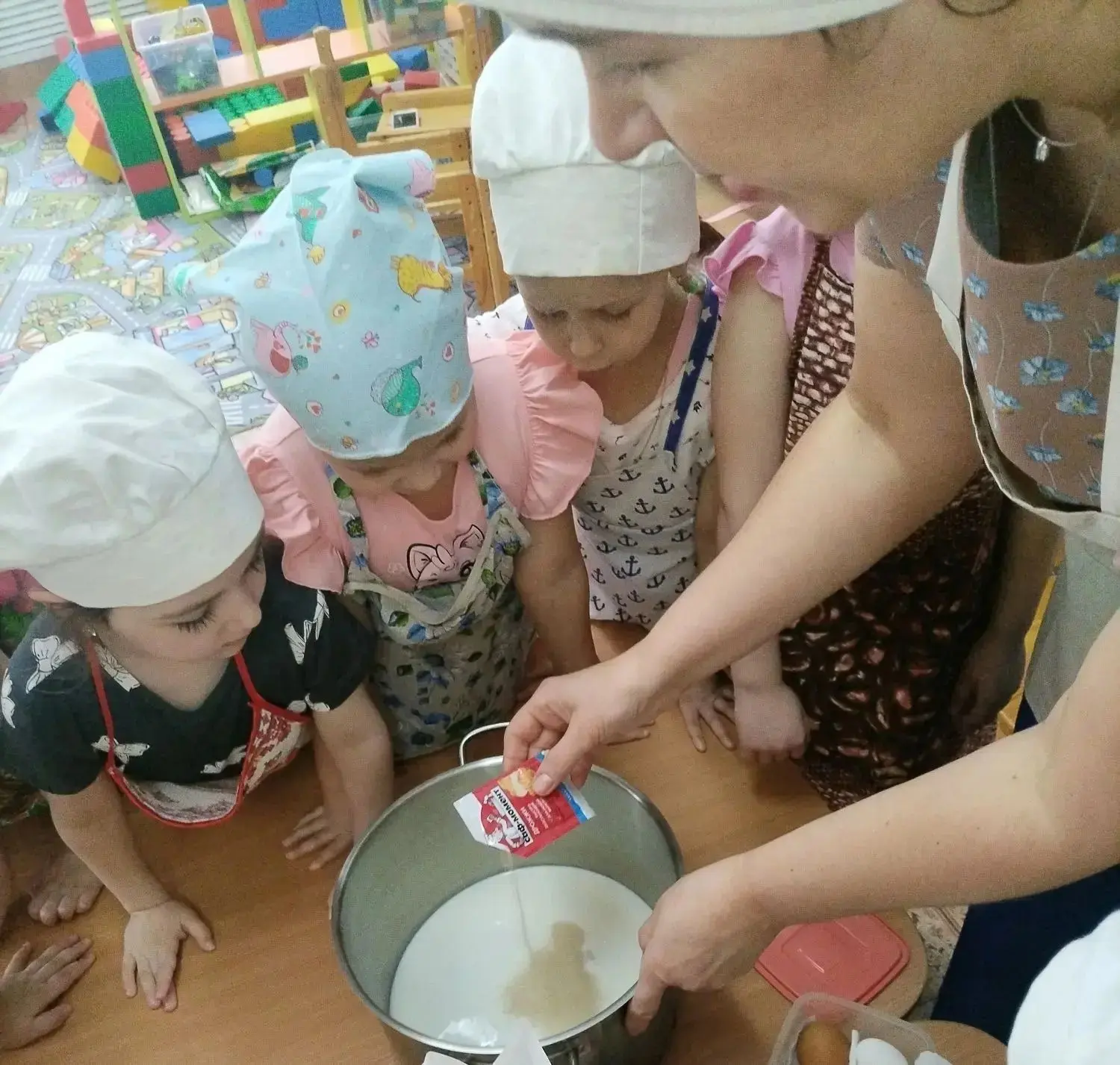Жаворонки, перепёлушки, птички, ласточки! Прилетите к нам!
Весну яркую, весну красную принесите нам!