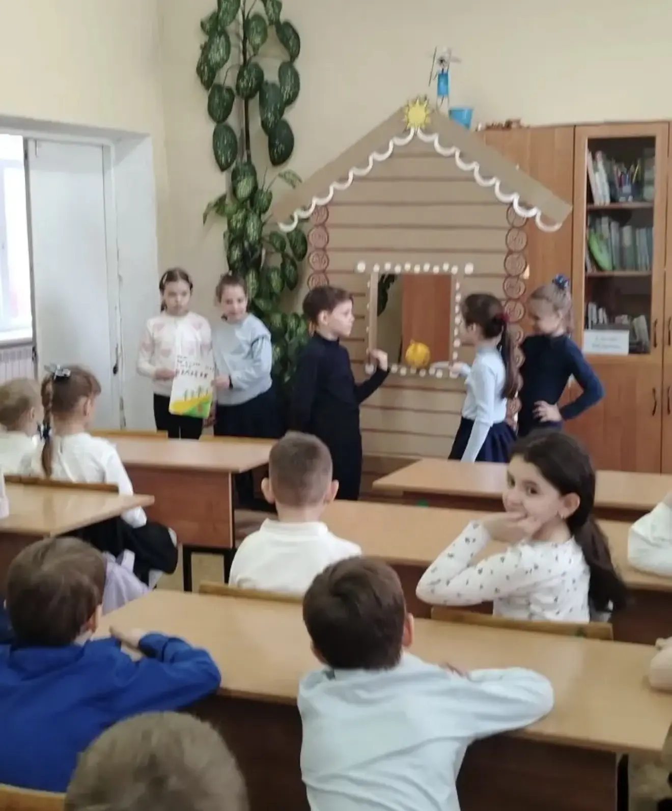 В 3 «Э» классе состоялось праздничное мероприятие, посвящённое Дню театра. Ученики подготовили для п
