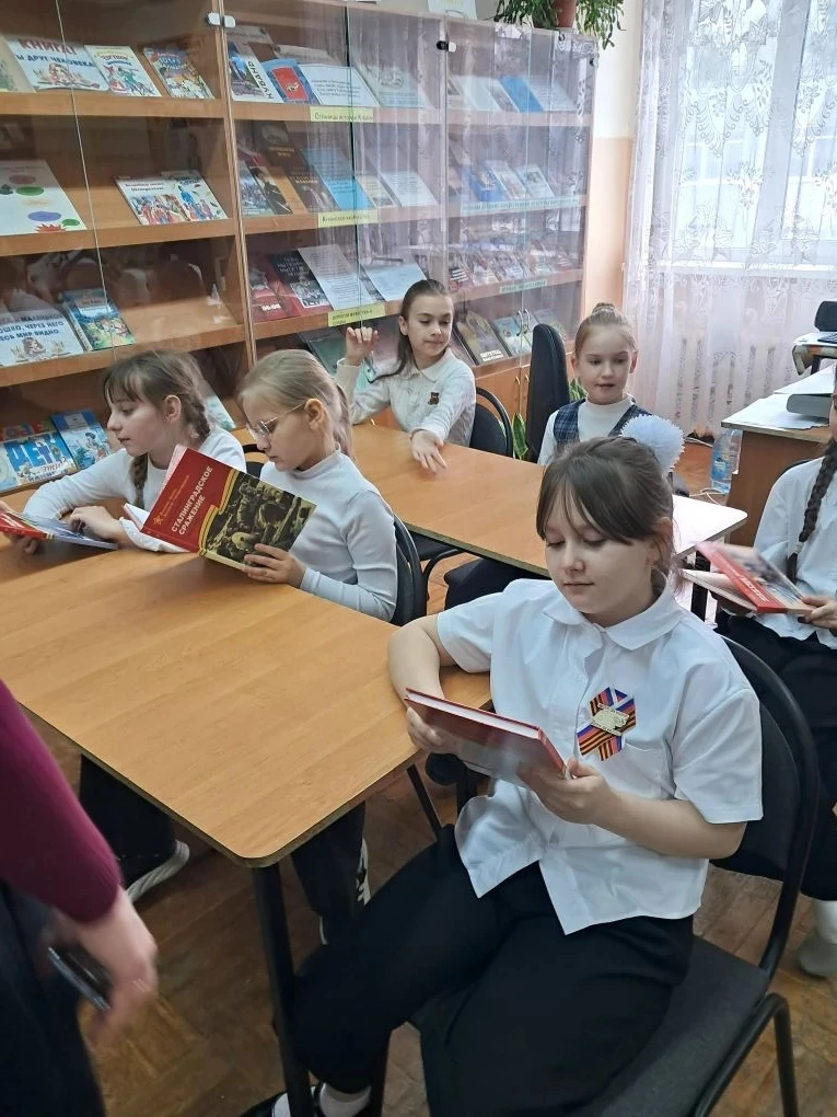 📚 В МАОУ СОШ №20 прошло трогательное мероприятие «Читаем книги о войне» 🕊️  Мы не имеем права забыва