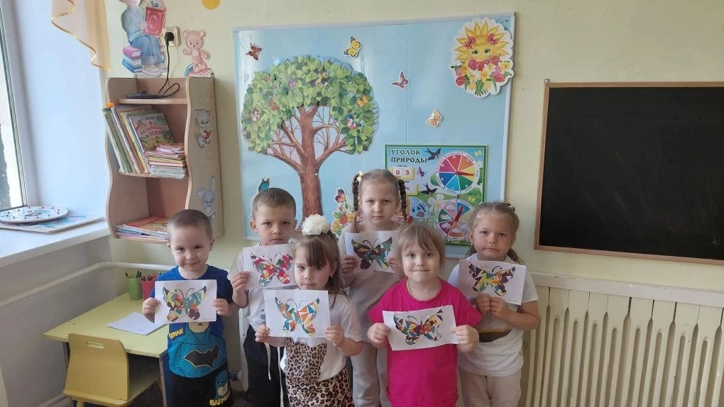 Ребята старшей группы любят мастерить из цветной бумаги и поэтому решили сделать вот та...