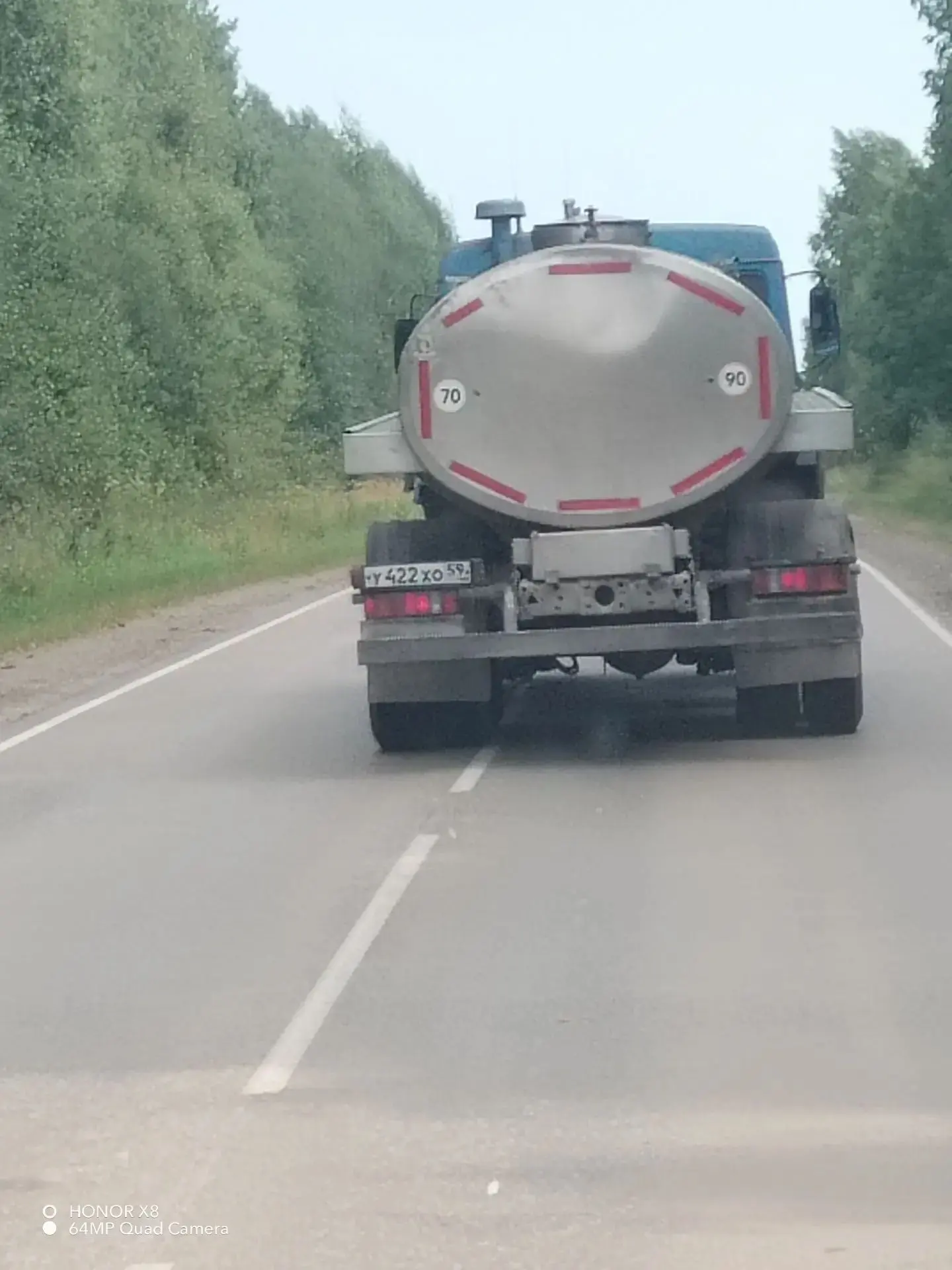 Сегодня на дароге Ашап Кунгур в 12.10 ехал грузовой автомобиль бочка, он пошол на обгон в подъёме че