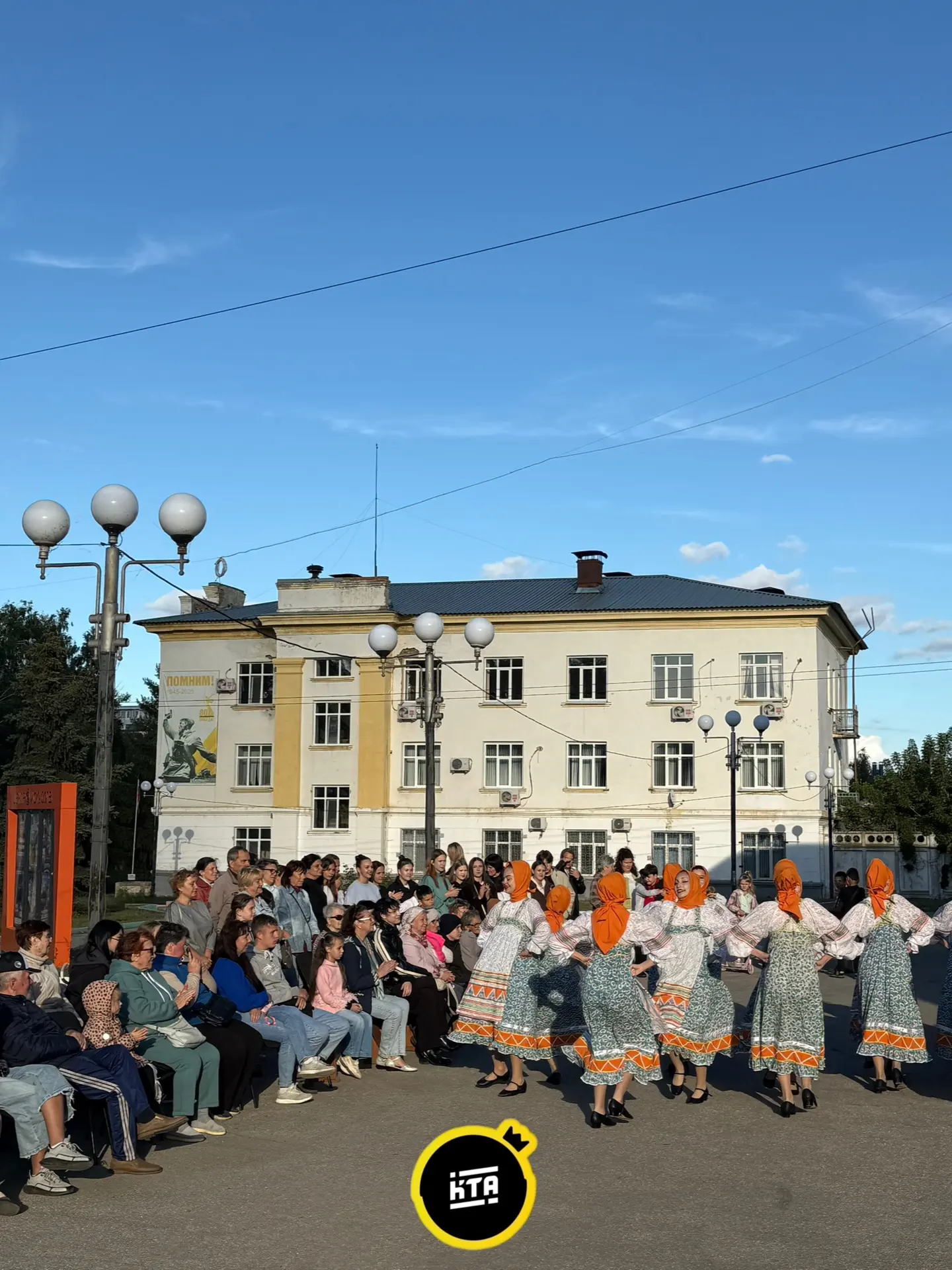 Прямо сейчас у Городского центра искусств — праздник для всей семьи! 🎈🎶