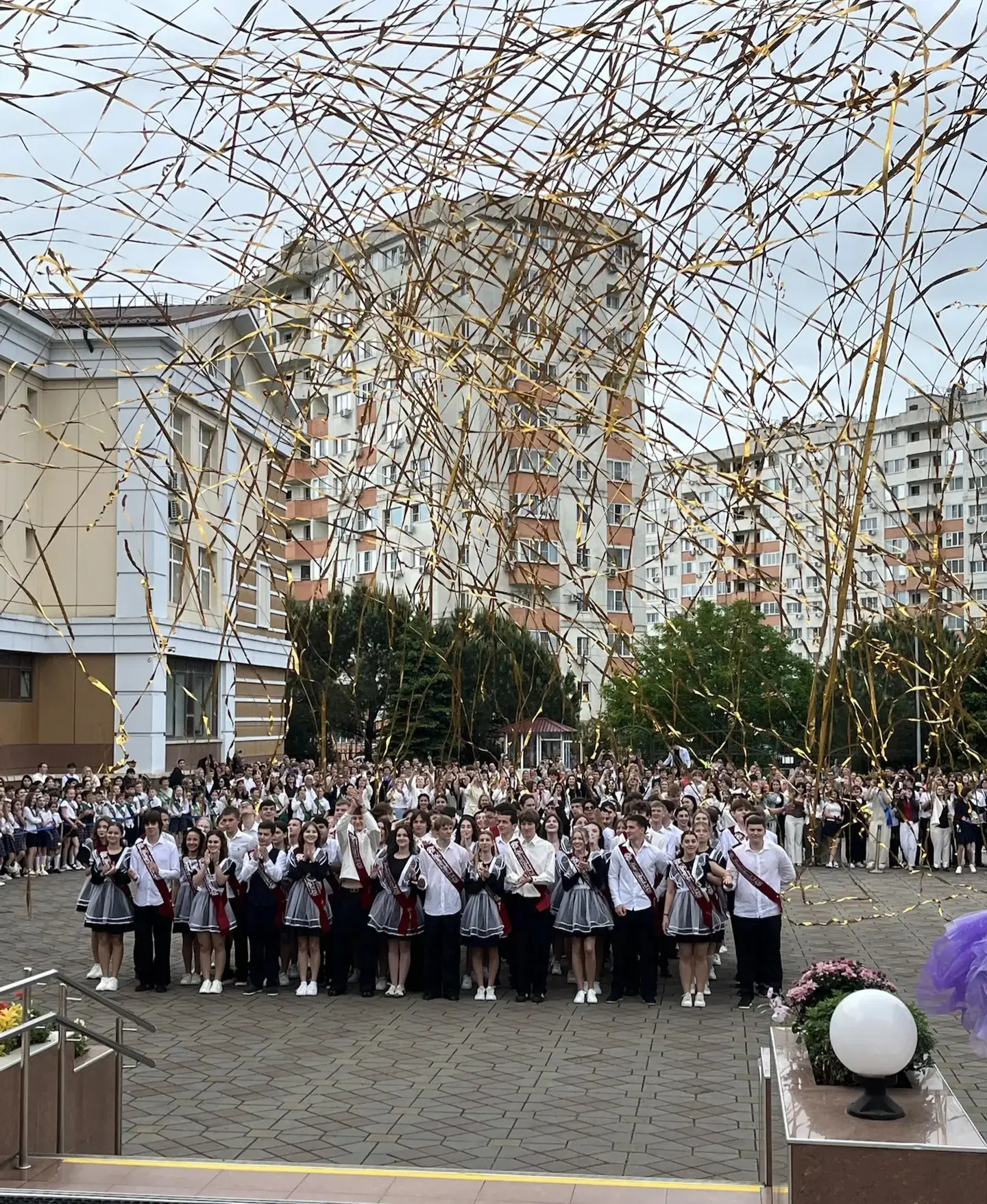 ✨️Этот день настал.   💼Кажется, еще вчера вы бегали в школьных коридорах с огромными букетами и порт