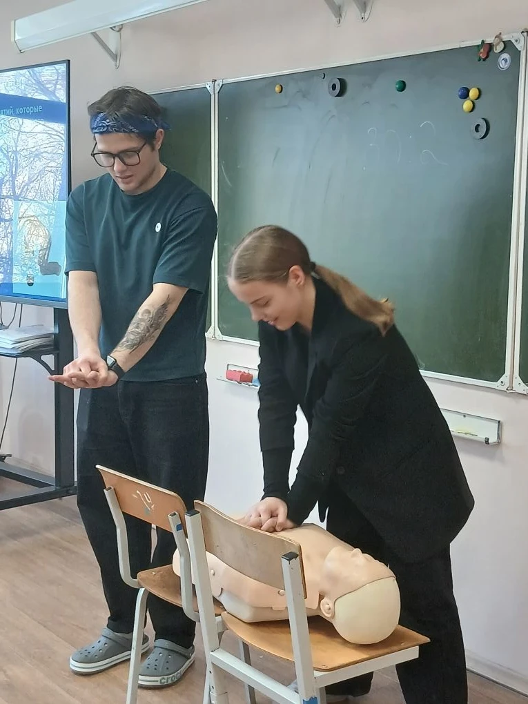 11 марта в гостях у учащихся 9а, 10б и 11а классов побывали волонтёры - студенты 2-го курса Институт
