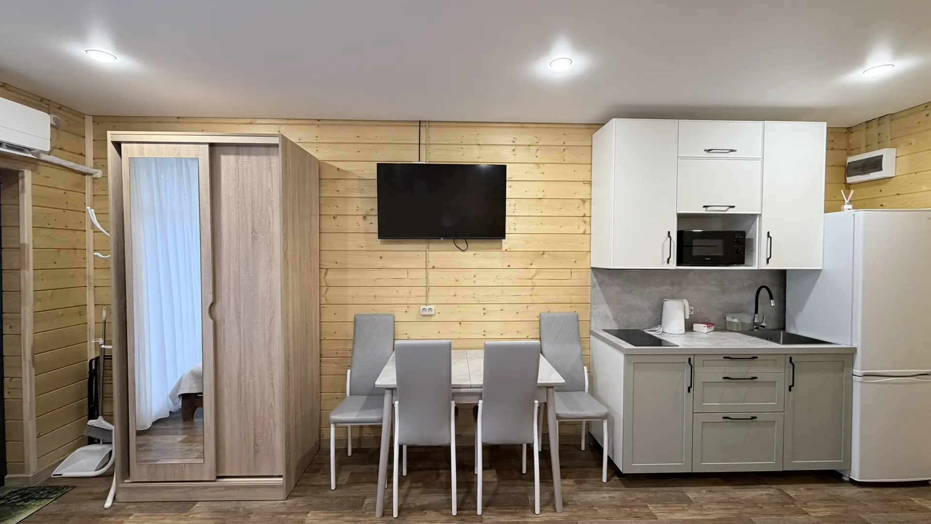 Лето продолжается, а у нас — новинка! 🏠🌞

На «Островке» появился новый номер! 
Не вместо домиков, 