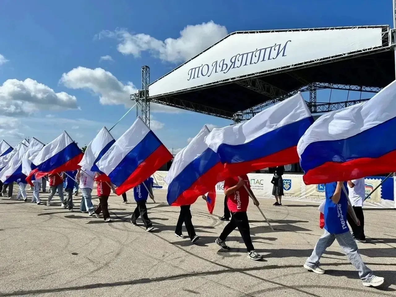 🇷🇺 Три цвета — одна история: сегодня отмечается День Государственного флага РФ!