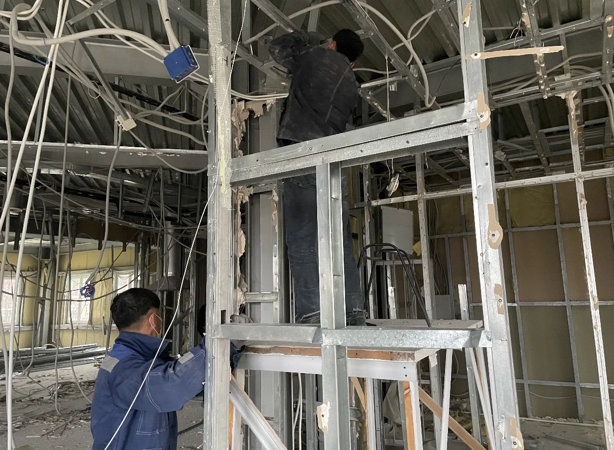 🏥 В Корсакове продолжается ремонт городской поликлиники.  🔧 В поликлиническом отделении Корсаковской