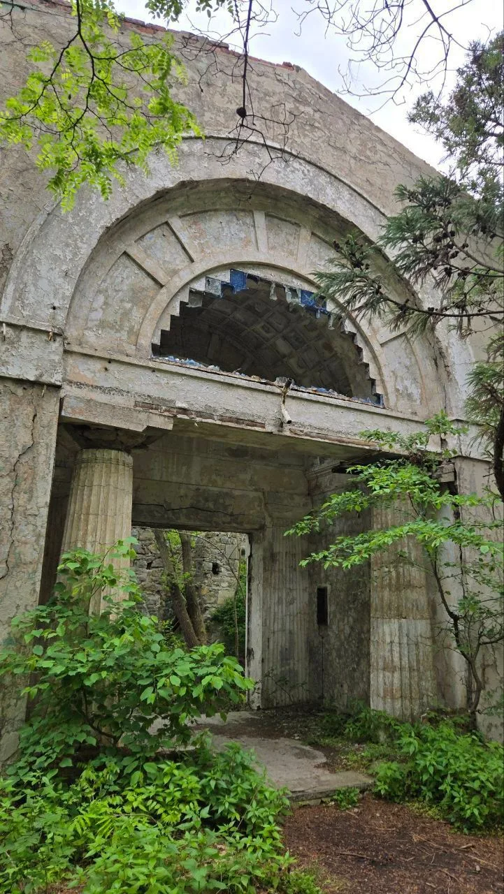🏛 Дача Суворина
#ТуапсинскийМуниципальныйОкруг

📌 Заброшенное здание начала XX века привлекает тур