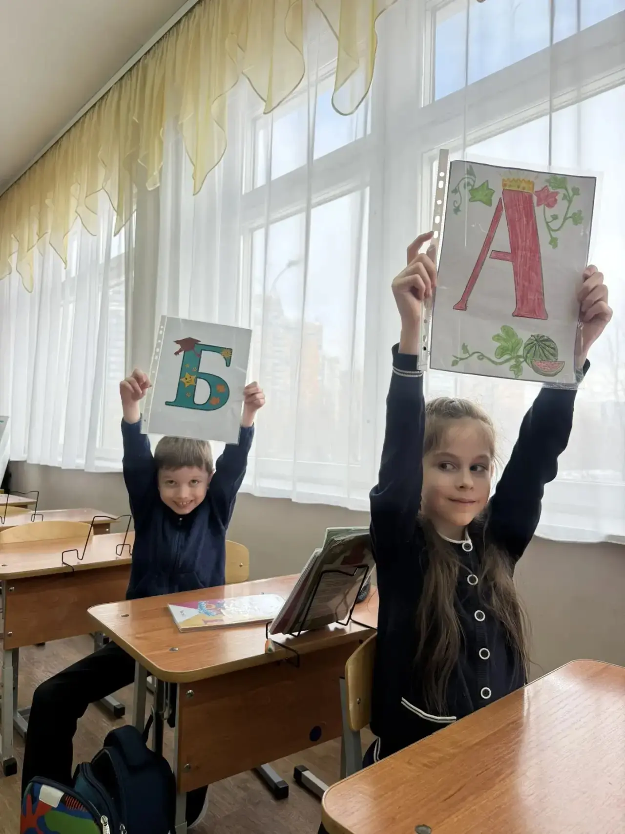 🔖Прощай, Букварь! Здравствуй, новая глава!🔖  📖В 1 «А» и 1 «В» классах — большое событие. Совсем неда