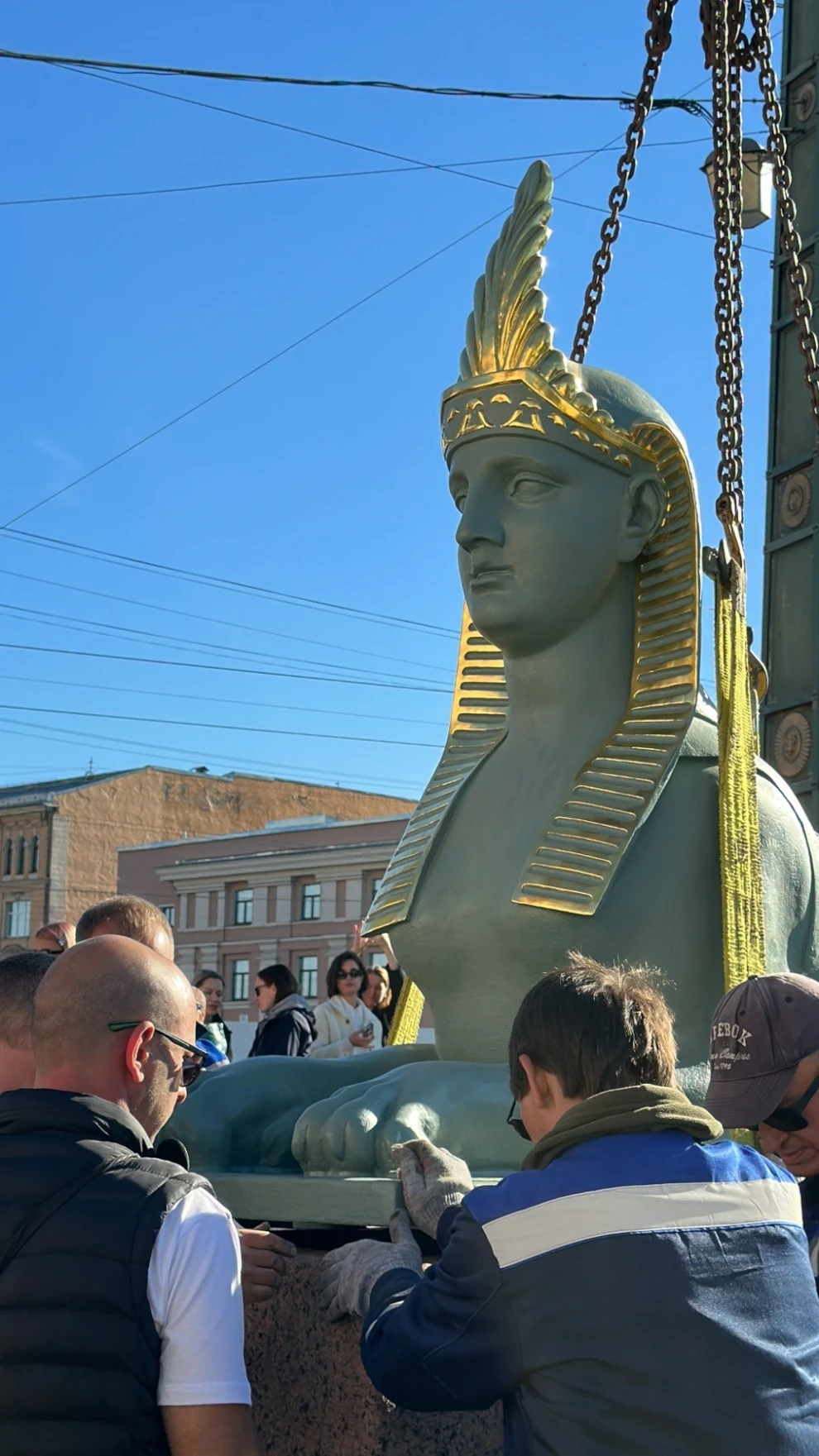 Сфинксы вернулись на Египетский мост после реставрации