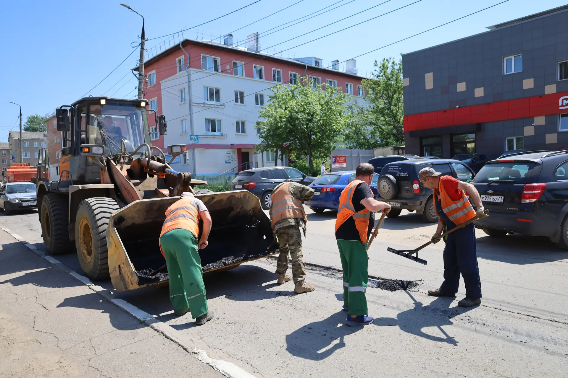 🚧 В Новомосковске продолжается ямочный ремонт дорог  Дорожные службы продолжают работу на улицах гор