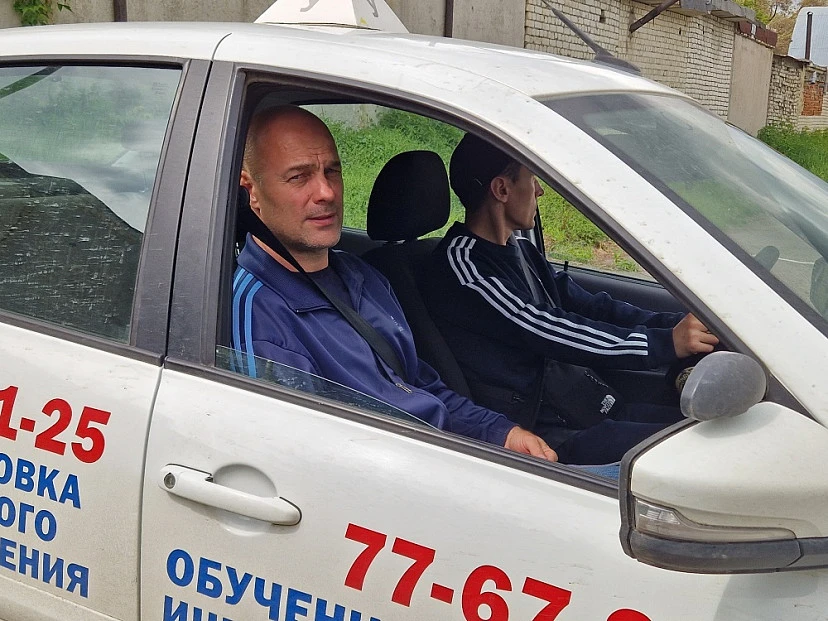 🚘 Саратовских ветеранов спецоперации обучают вождению на спецавтомобилях