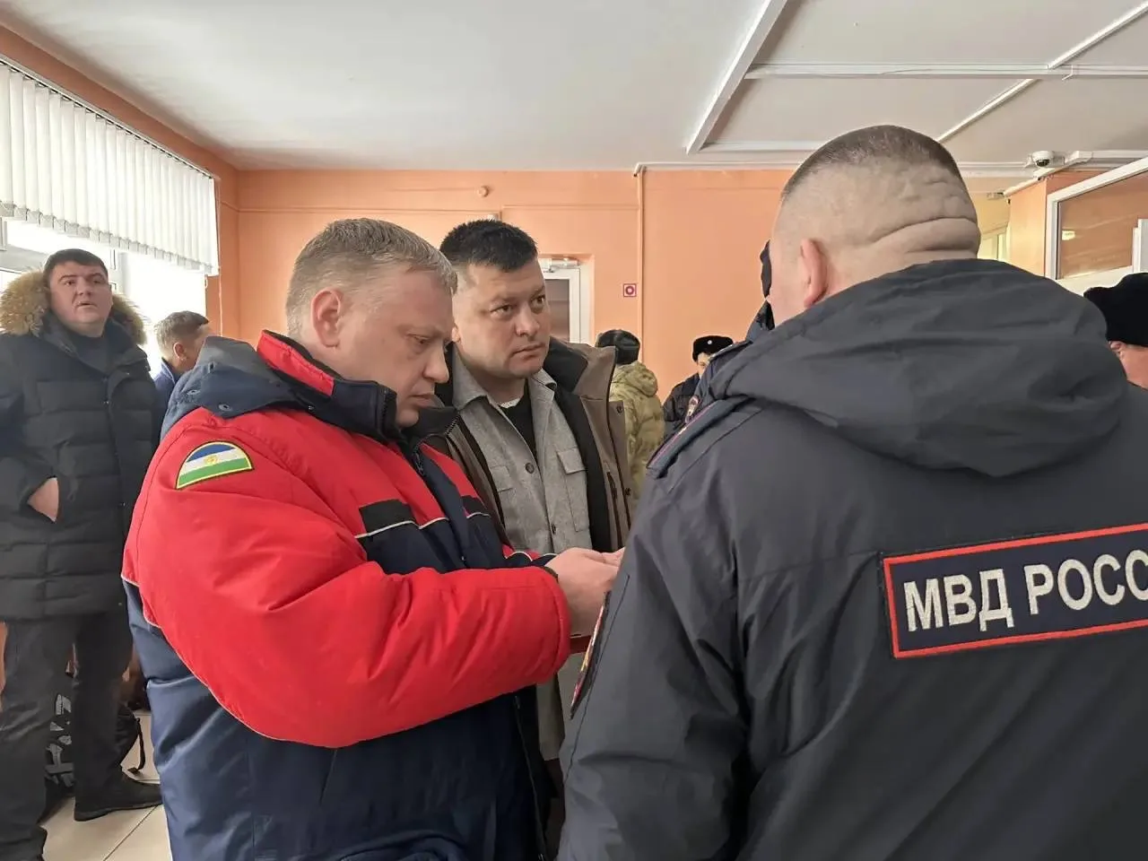По инциденту в Гимназии №16, все обстоятельства выясняем. Сам на месте. Все службы среагировали опер