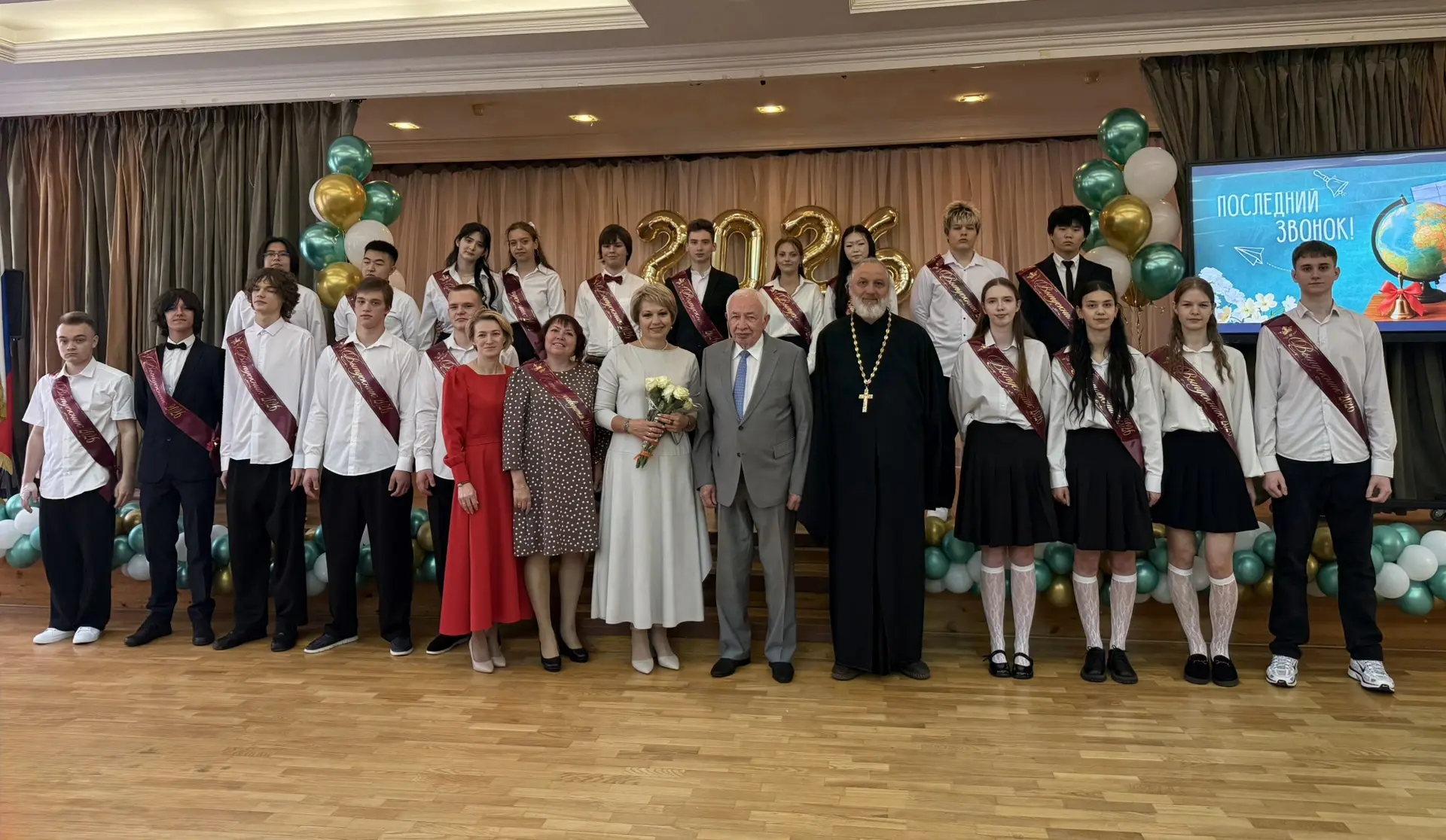 Дорогие выпускники😊 Сегодня звучит последний звонок — символ окончания чудесного школьного времени и