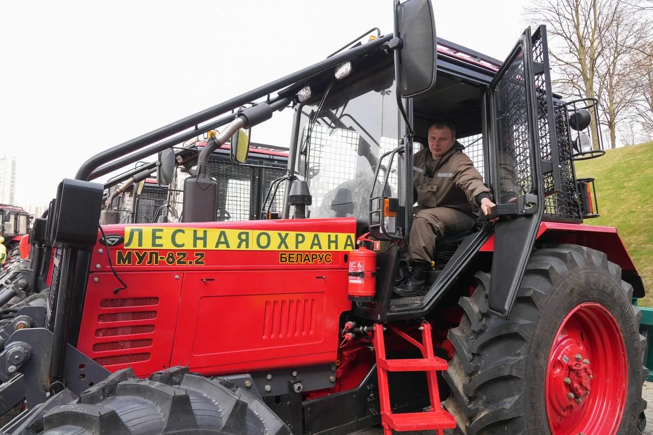 🌲🚜Сегодня передали Комитету лесного хозяйства новую технику — 35 единиц: автоцистерны для тушения по