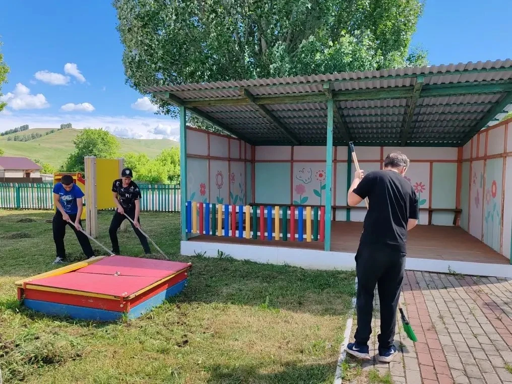 🧹🧼Наши ученики трудового лагеря помогли навести порядок на территории детского сада! ...