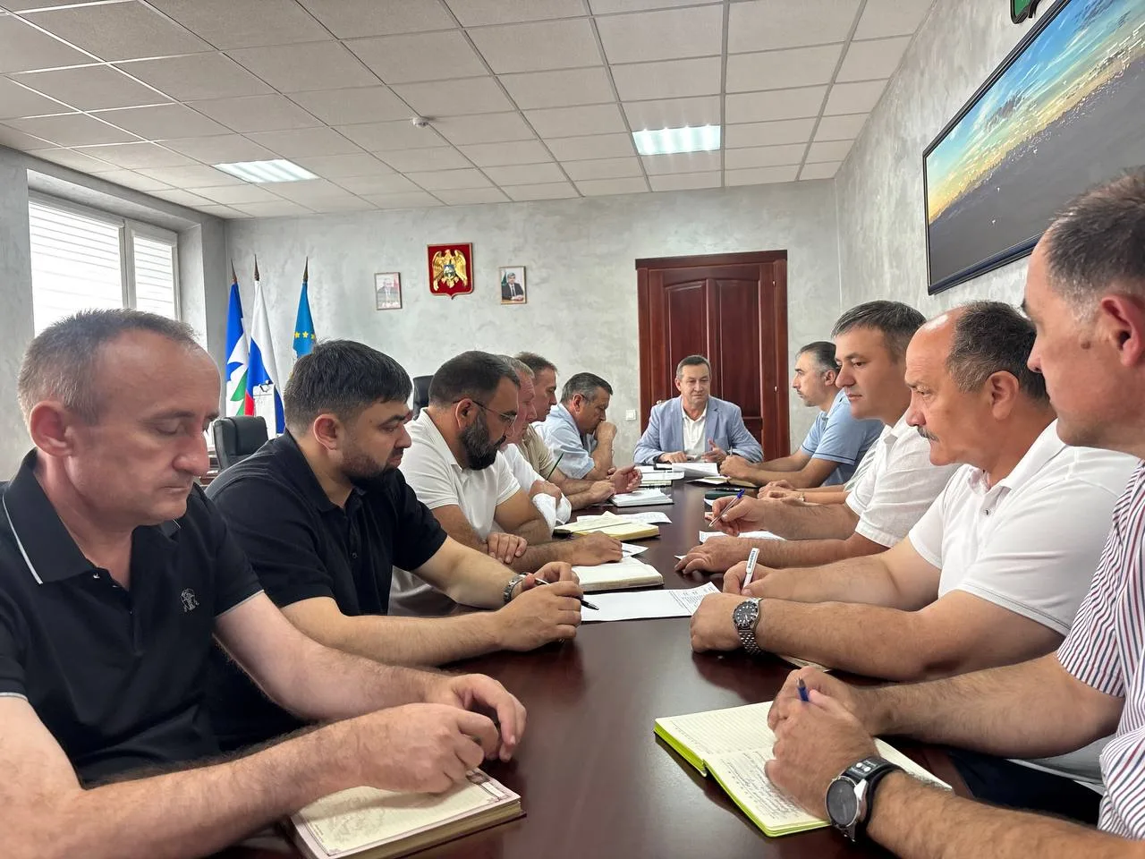 📋 В администрации района прошло рабочее совещание главы с заместителями и начальниками управлений.
