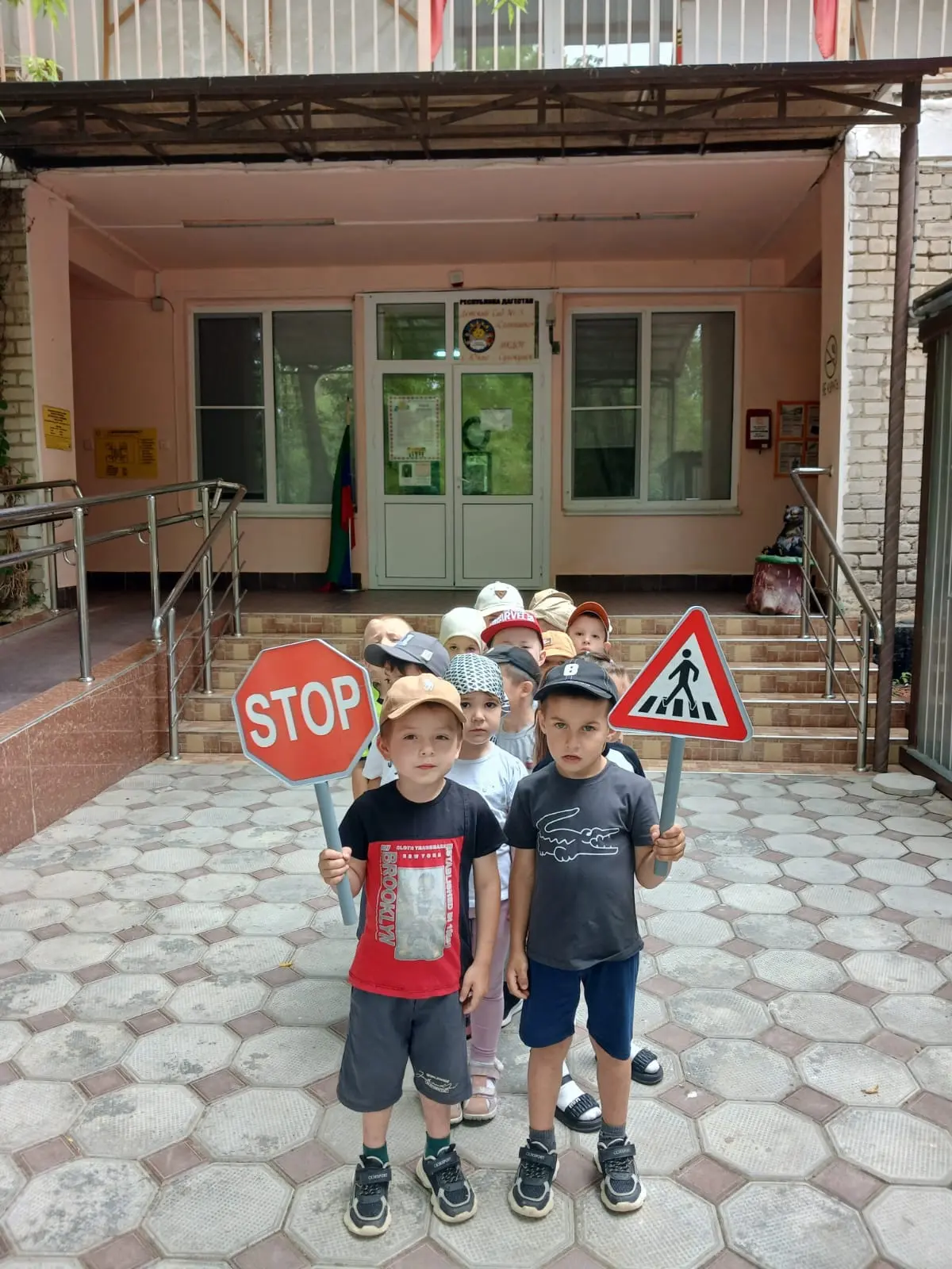 🚦Вот какие мы большие молодцы!🚦 Соблюдать правила на дороге — это не просто слова, а забота о себе