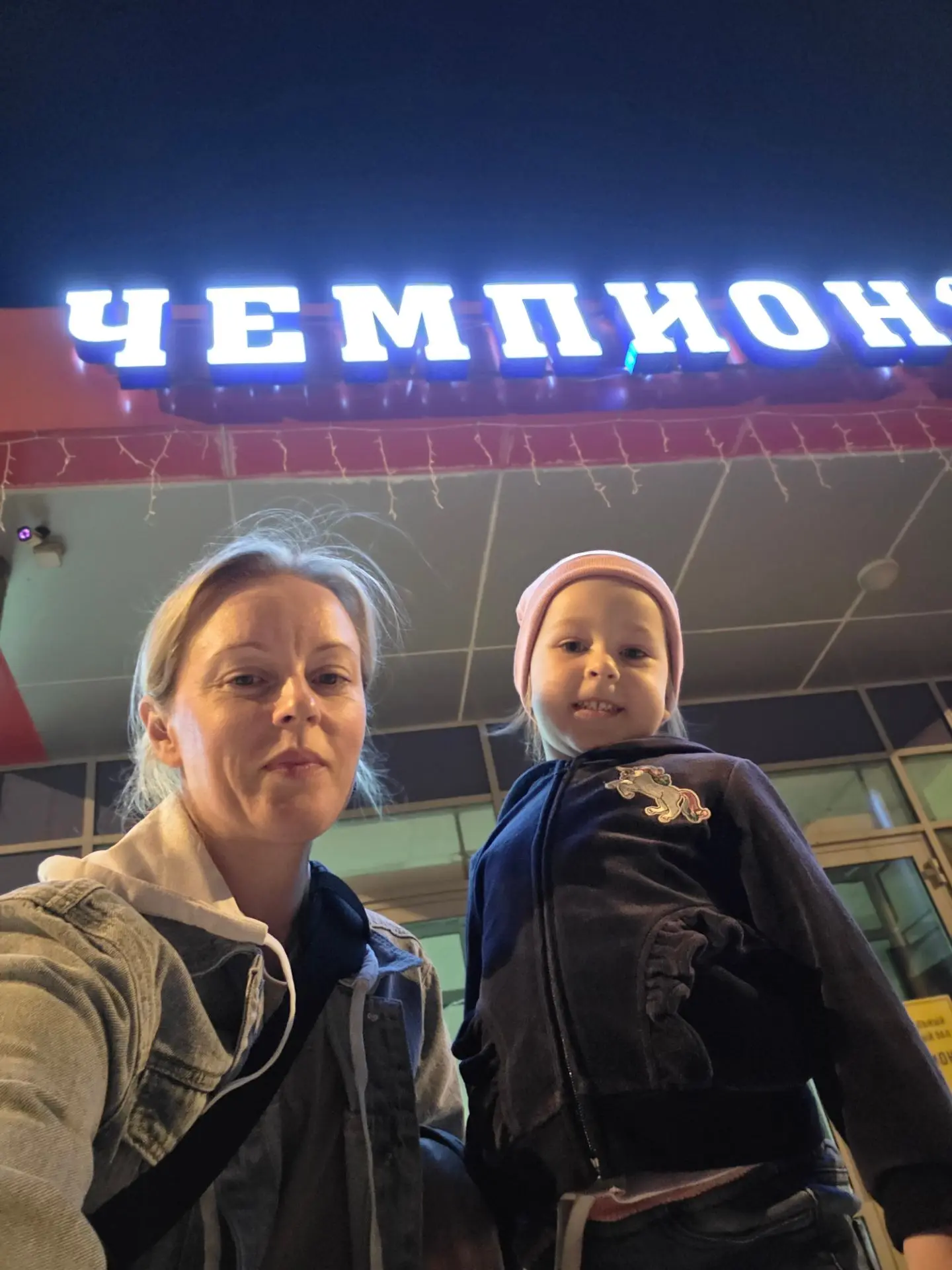 Оставили Женю разбирать завалы в гараже, а сами уехали на танцы 😂 Как же здесь непривы...