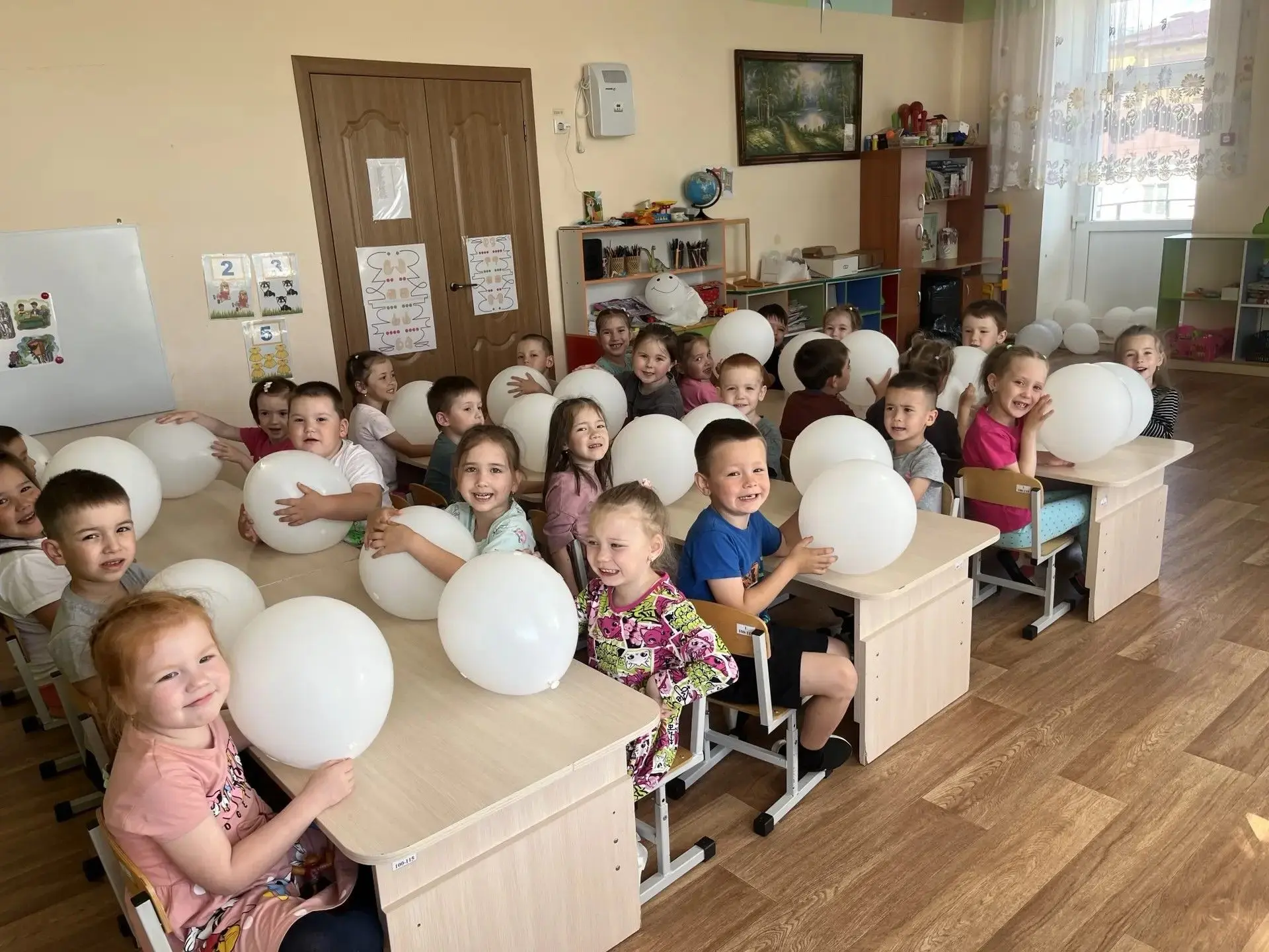 Сегодня в нашей средней группе был самый весёлый и добрый праздник — День друзей! Мы решили не прост