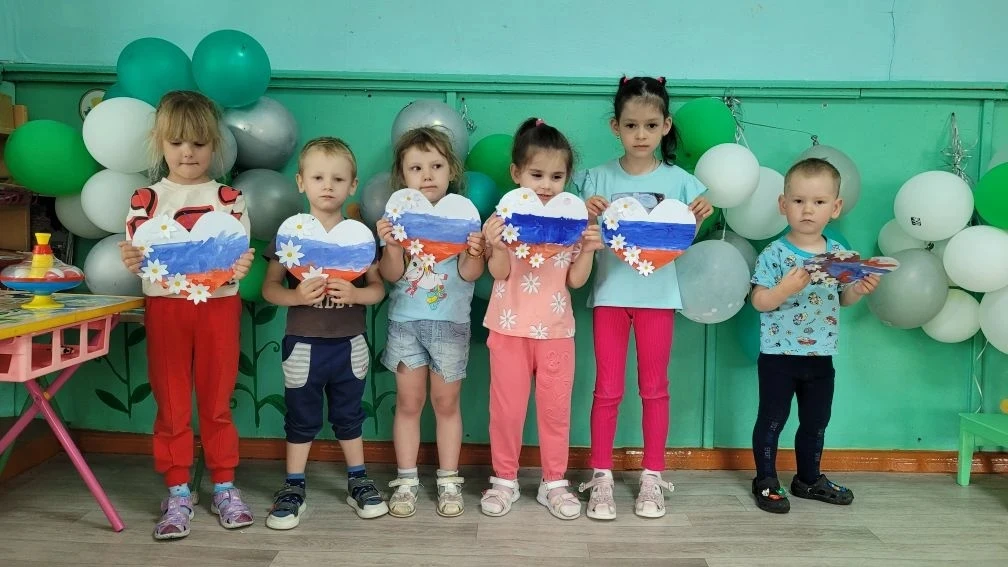 Сегодня в нашей группе прошло замечательное занятие, посвящённое Дню России. Для малышей это был пер