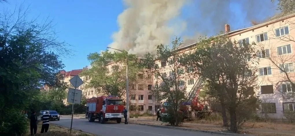 В Астрахани горит пятиэтажка. Это бывшее общежитие на улице 1-й Перевозной. Несколько лет назад его 