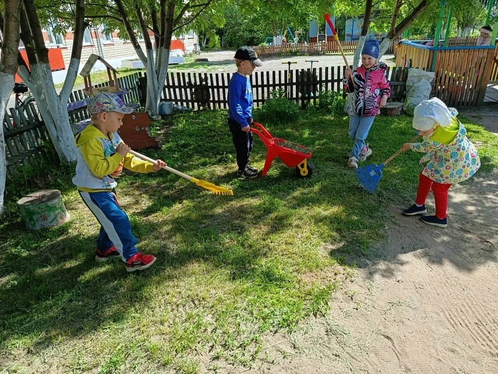 🦚Покос травы осуществляется в детском саду постоянно.