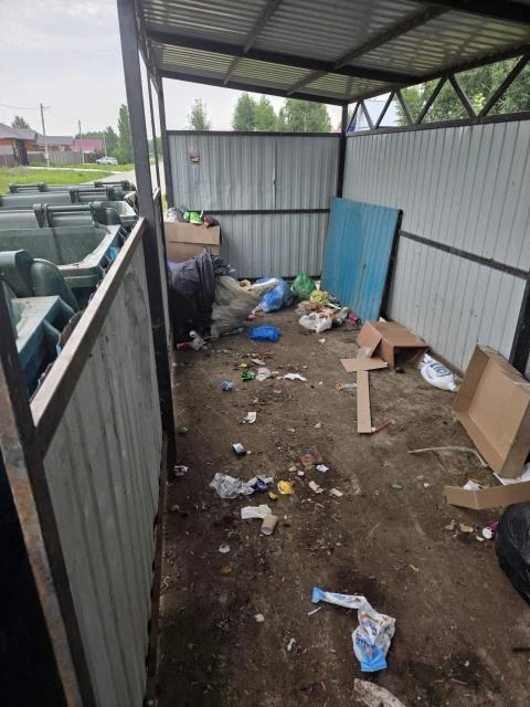 - Хлыстово. И снова контейнерная площадка по ул. Полевая, напротив дома 32А в неудовлет...