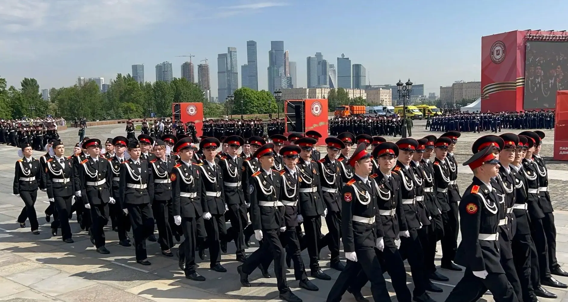 Парад на Поклонной горе — память поколений и парад чести!  ⭐️ Кадеты 8Д и 9Д классов нашей школы при