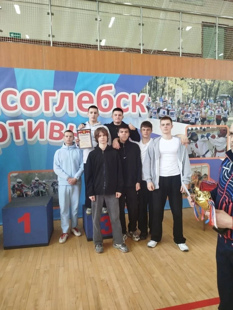 ПОЗДРАВЛЯЕМ🎉 Команда юношей 10 класса заняла III место в окружных соревнованиях по многоборью среди 
