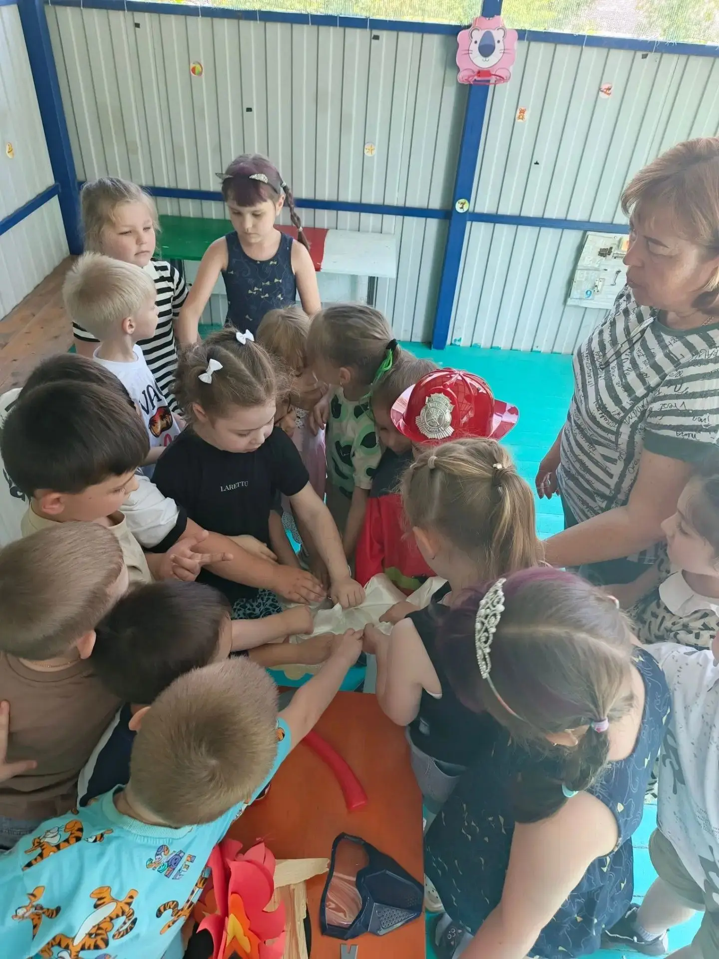 А потом мы вышли на прогулку и  превратились в настоящих пожарных!  На площадке мы расс...
