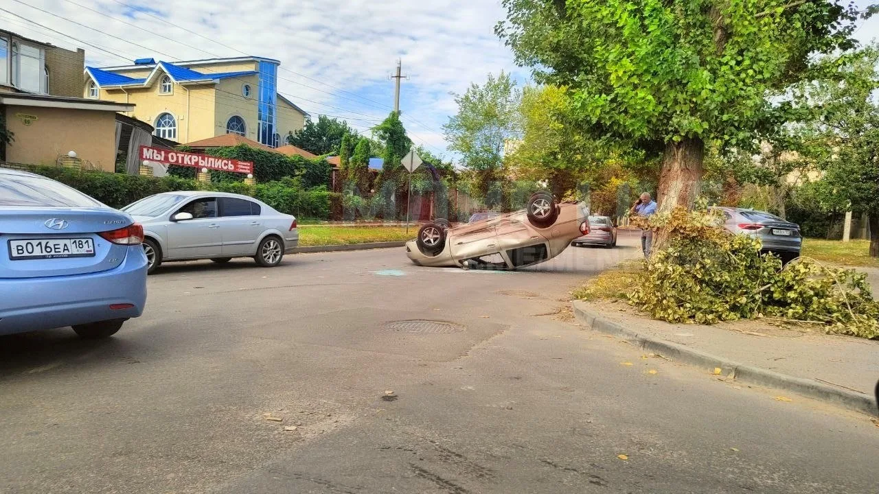 🤯 В Луганске легковушка перевернулась от удара