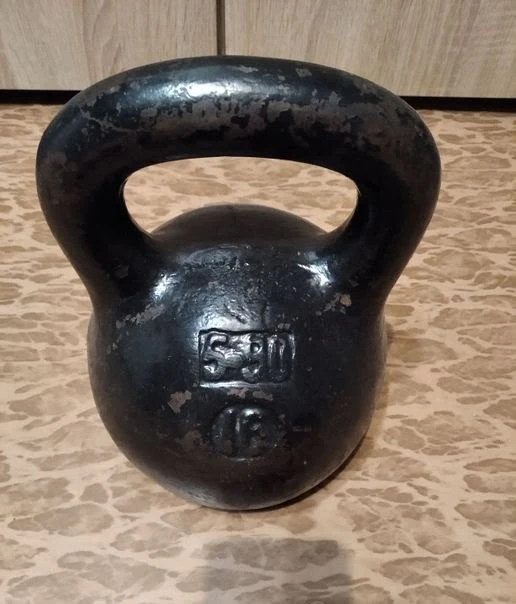 Продам две вот такие гири Советские по 16 кг каждая,цена 1000.