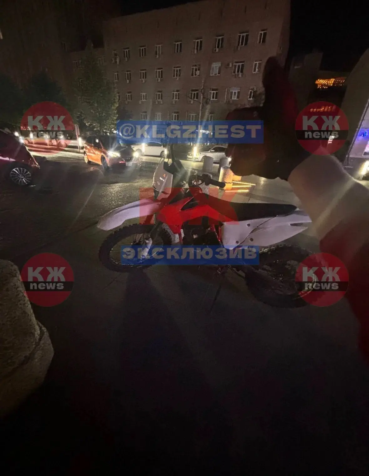 Вот это я понимаю парковОЧКА
Приехала пара малолеток, покружилась прямо около 21 века на тротуаре.
Я