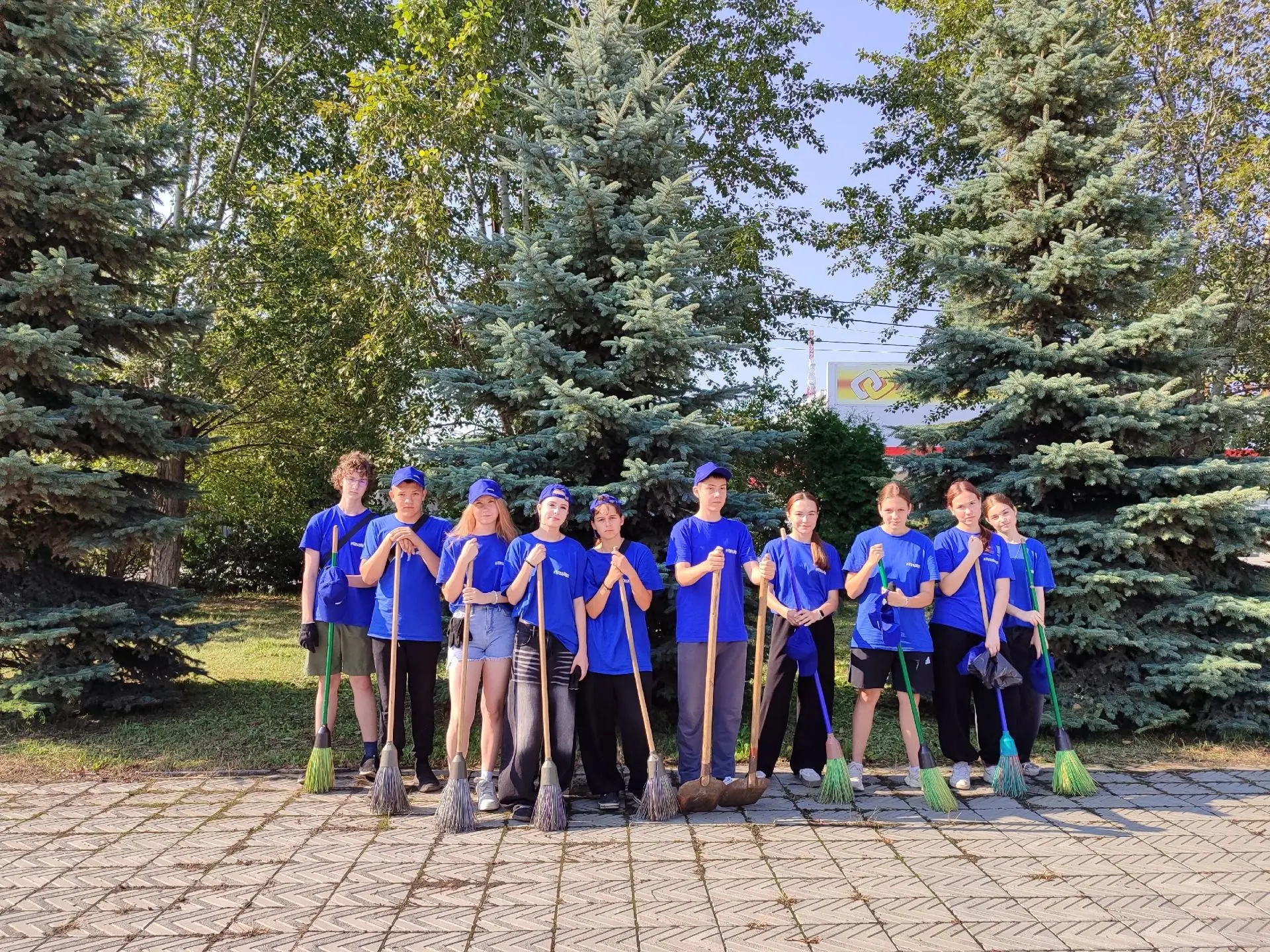 Ребята всегда при деле! 🌿🧹

21 июля трудовой отряд «Инициатива» вновь вышел на уборку любимого Скв