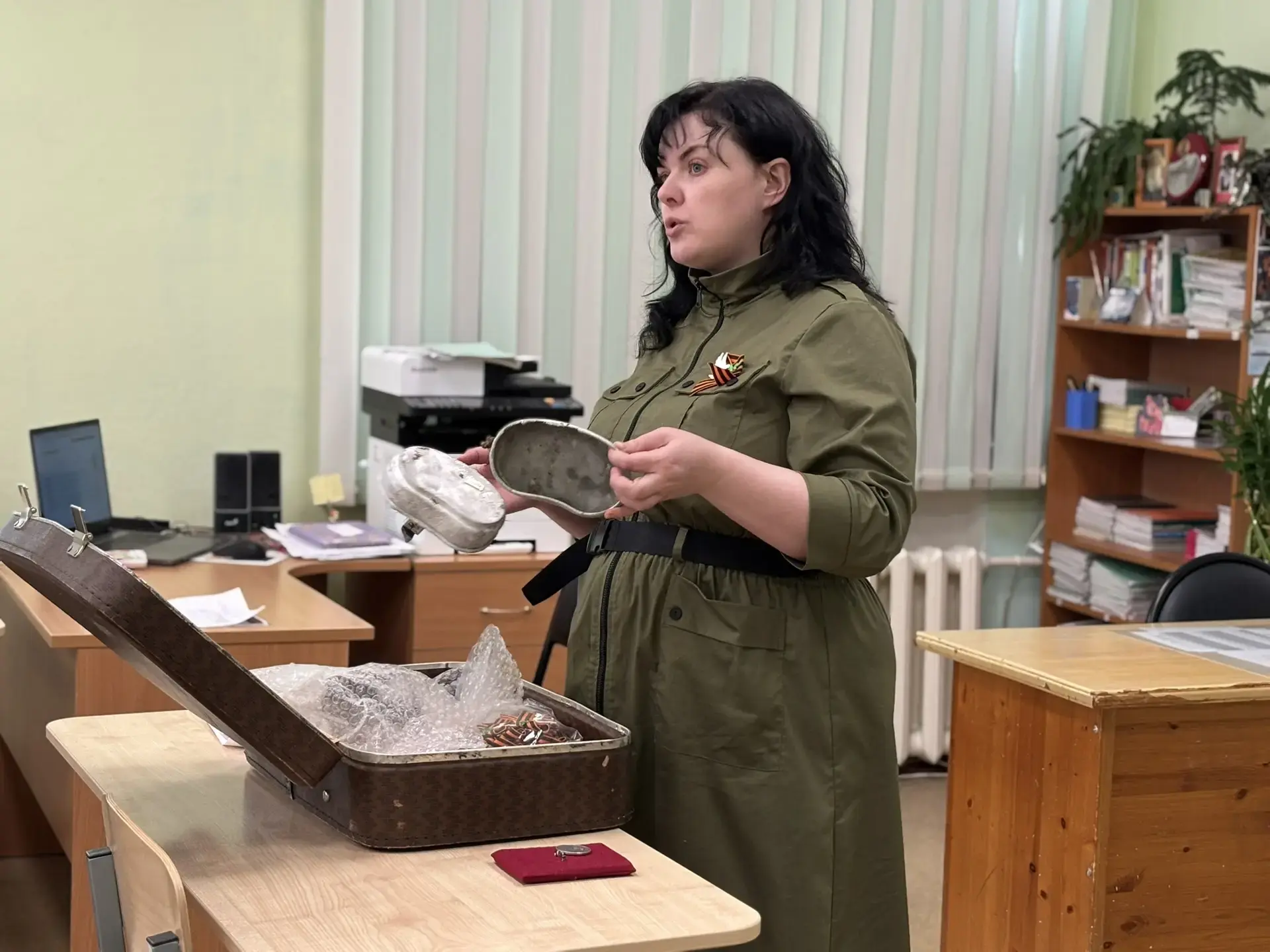 🧳Необычное путешествие в прошлое: «Музей в чемодане» в нашей школе!  📍Сегодня в 11б классе (классный