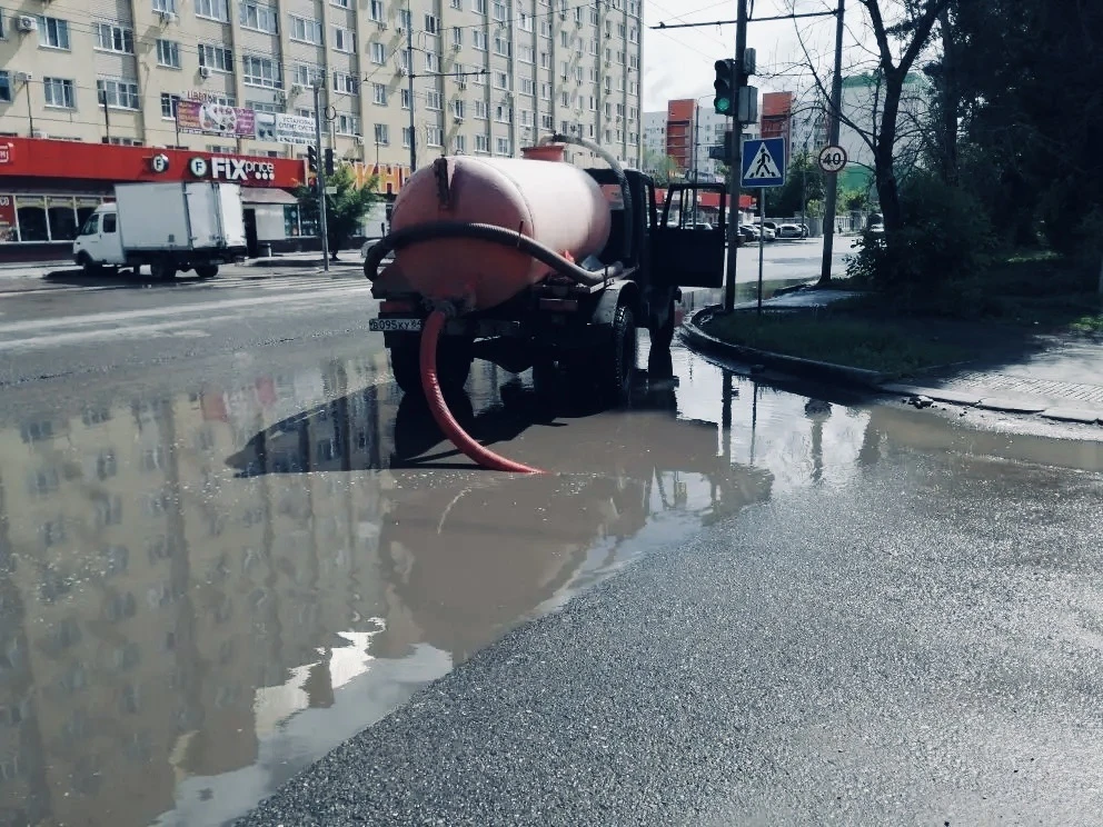 ☔️Откачиваем дождевые воды с улиц города 

Наша специализированная техника продолжает работу по ликв