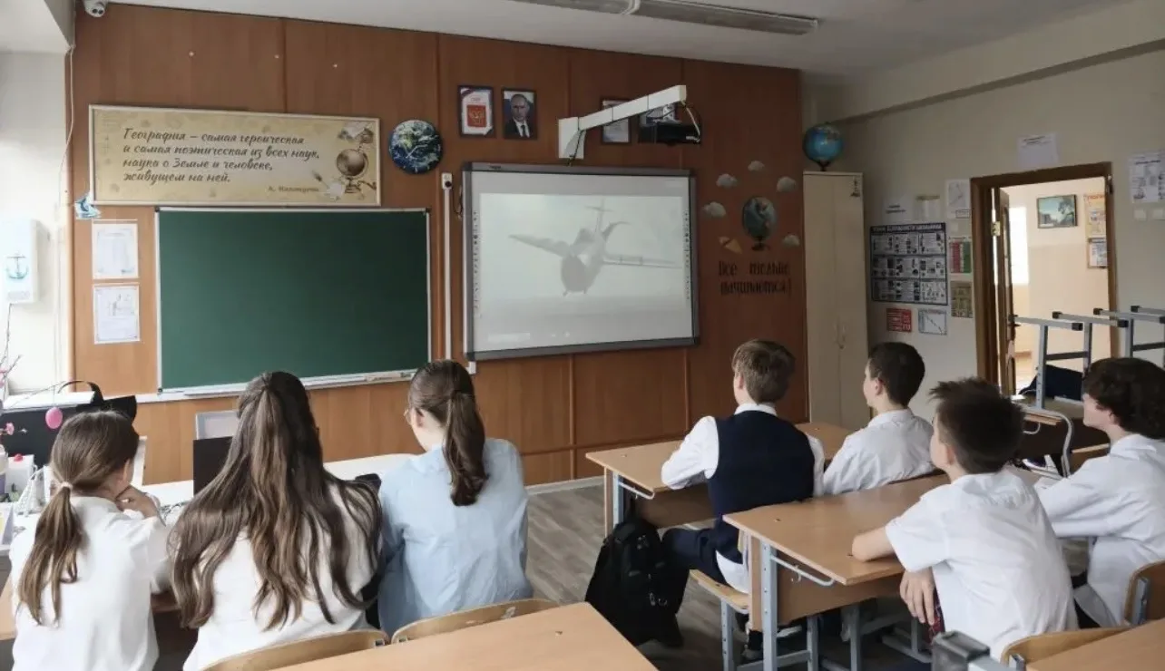 🪐В МБОУ «Школа-лицей» №3 им.А.С. Макаренко» прошли классные часы «12 апреля - День космонавтики», по